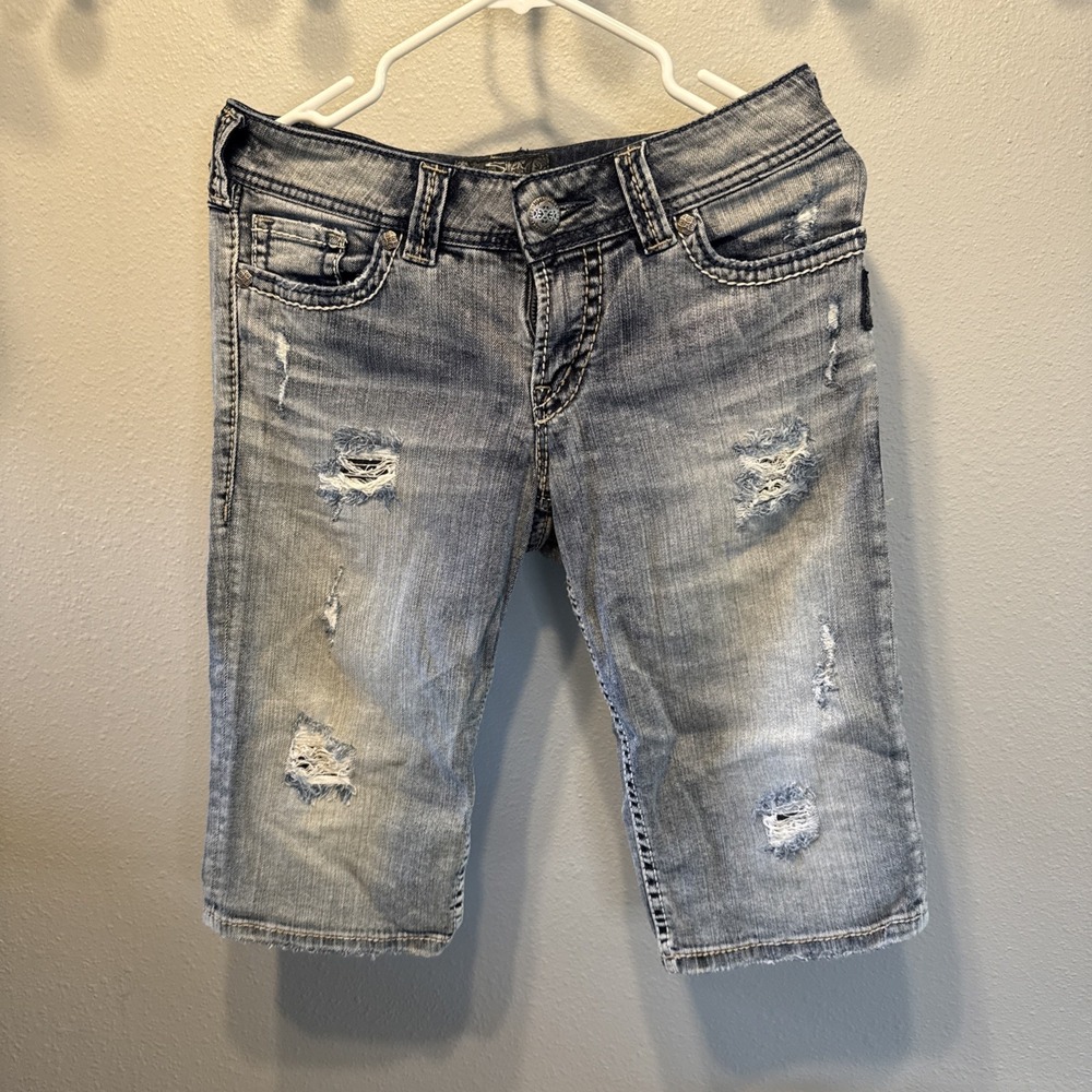 Silver Jeans Distressed Clam Diggers Bermuda W27 Pre-Owned | MSRP = $78‎
